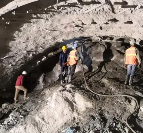 屏山拱顶带模注浆料的施工流程及注意事项